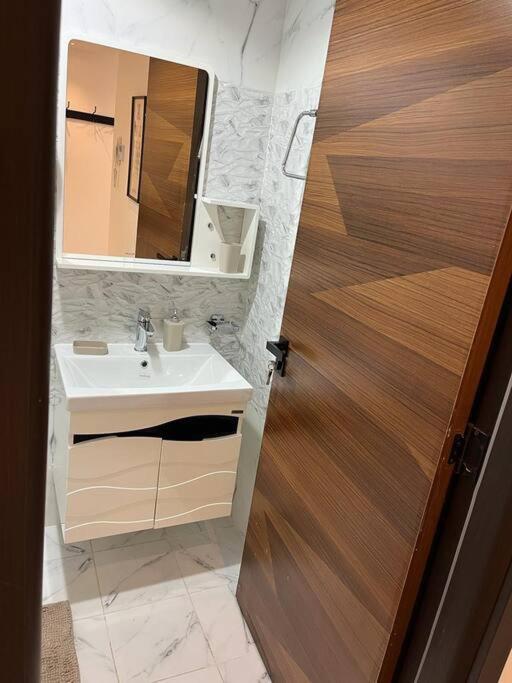 Luxury 1bd In Free Parking Near